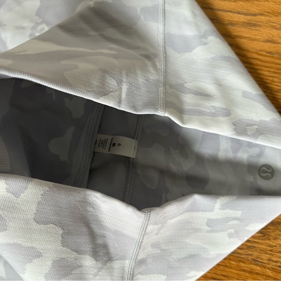 Lululemon Size 6 Wunder Under Jacquard Worn once - Picture 3 of 4